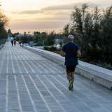 Passeggiamo sul lungomare utilizzando uno dei due marciapiedi, che in molti utilizzano per fare jogging...